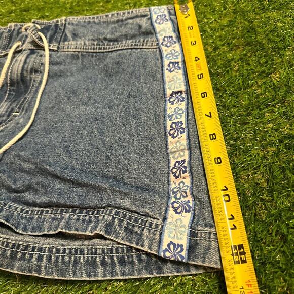 Unionbay Vintage Washed Denim, Floral Trim Shorts - Picture 4 of 5